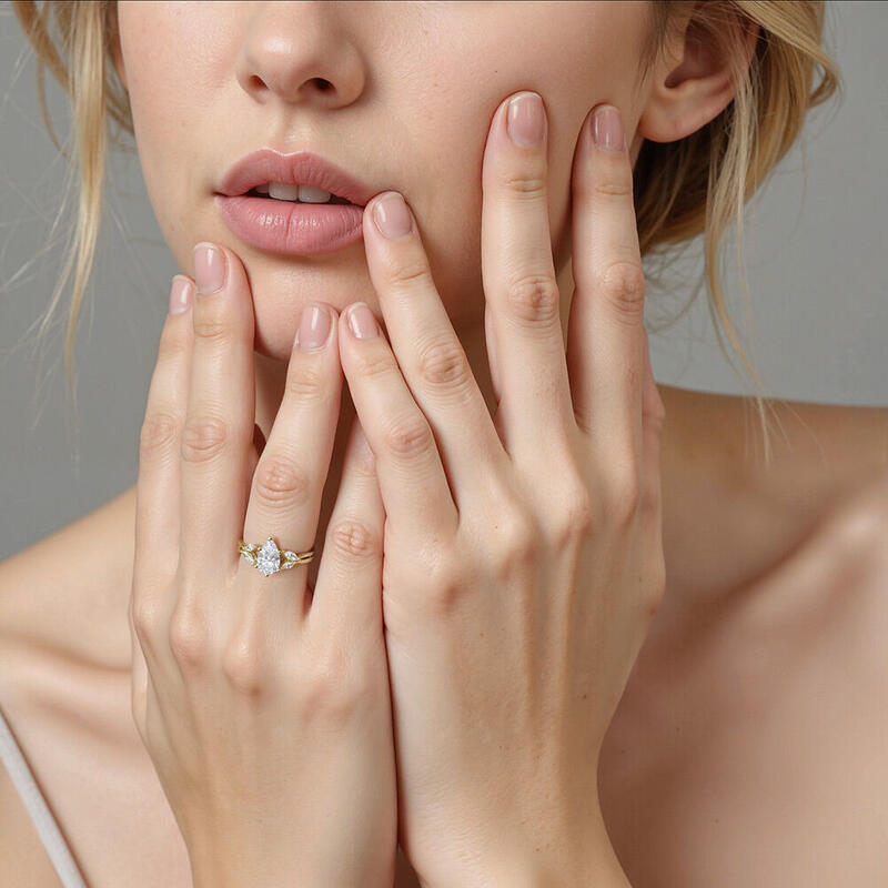 "Sonnenstrahl" 1 Karat Tropfen-Schliff Seitenstein-Verlobungsring