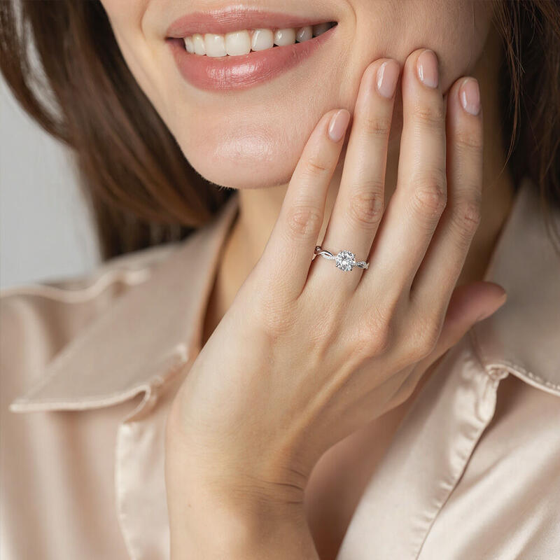 "Von Zärtlichkeit Erfüllt" 2 Karat Rund-Schliff Seitenstein-Verlobungsring