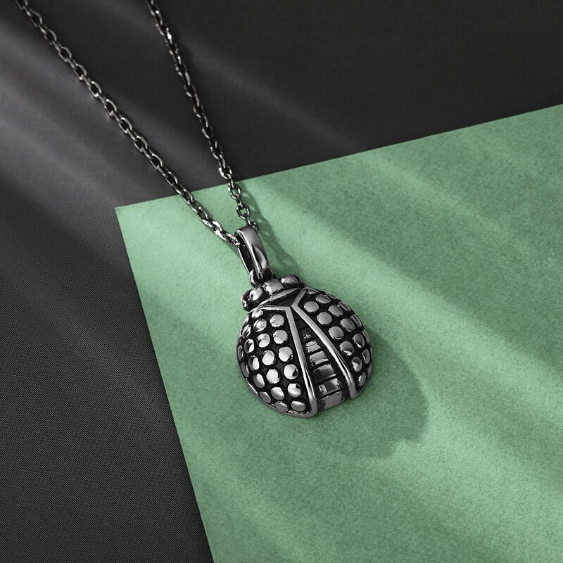 Jeulia Collar hermoso con forma de mariquita de plata de ley