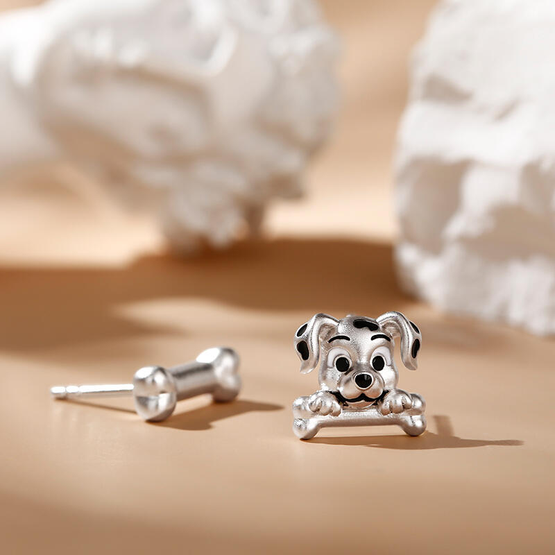 Jeulia Pendientes asimétricos de perrito manchado y hueso de plata de ley