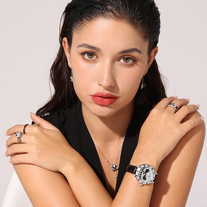 Jeulia Collar con colgante del diseño de calavera de plata de ley