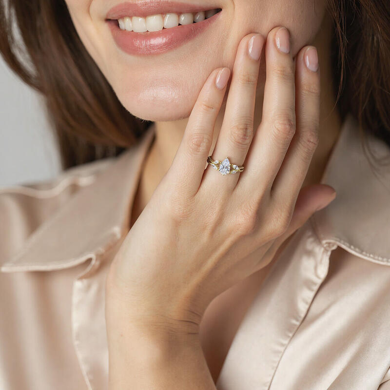 "Sonnenstrahl" 1 Karat Tropfen-Schliff Seitenstein-Verlobungsring