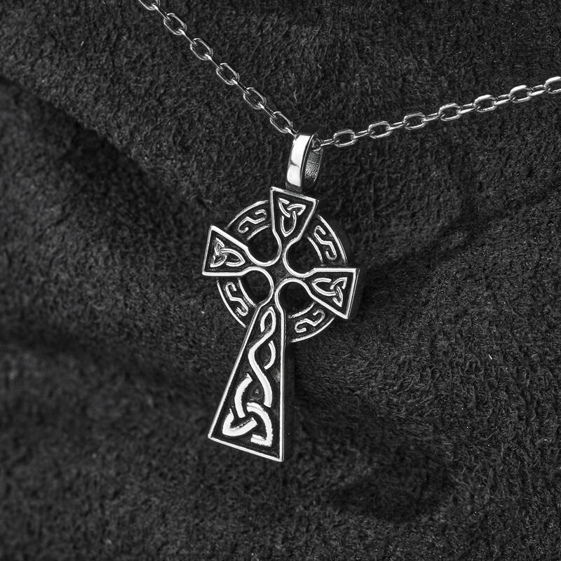 Jeulia Collar de plata de ley con forma de cruz con trinidad celta