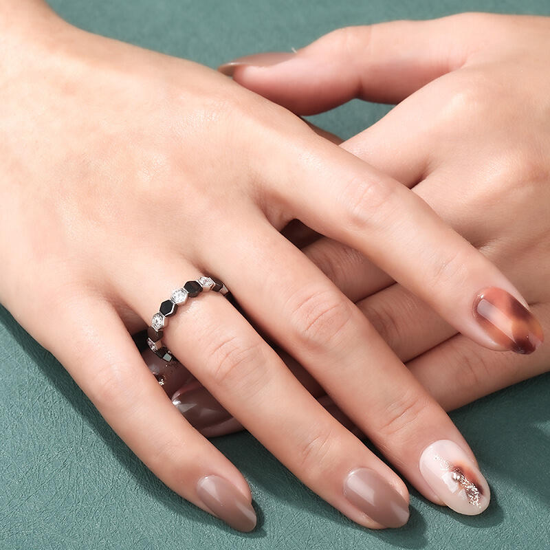 جوليا خاتم السيدات تصميم كرة القدم من الفضة الإسترليني "الحب غير المشروط"