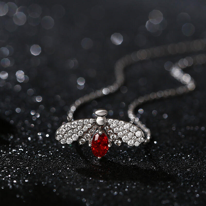 Jeulia Collar de plata de ley de talla ovalada con diseño de luciérnaga