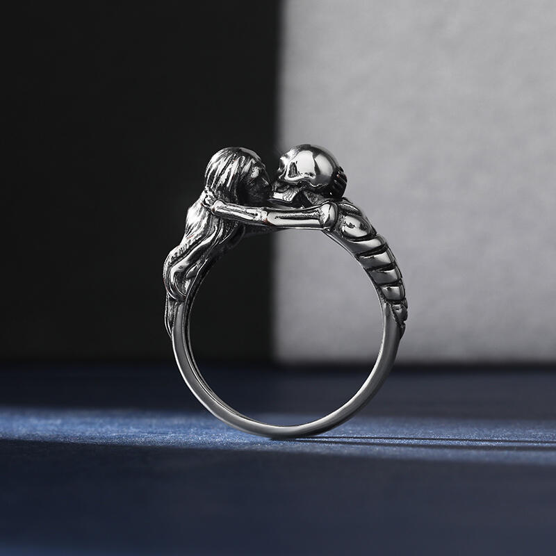 Jeulia Anillo en forma de beso de calavera de plata de ley