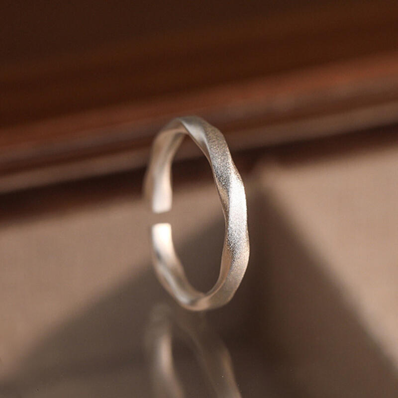 Jeulia Anillo Ajustable de Plata de Ley con Textura de Torsión y Acabado Mate para Hombres