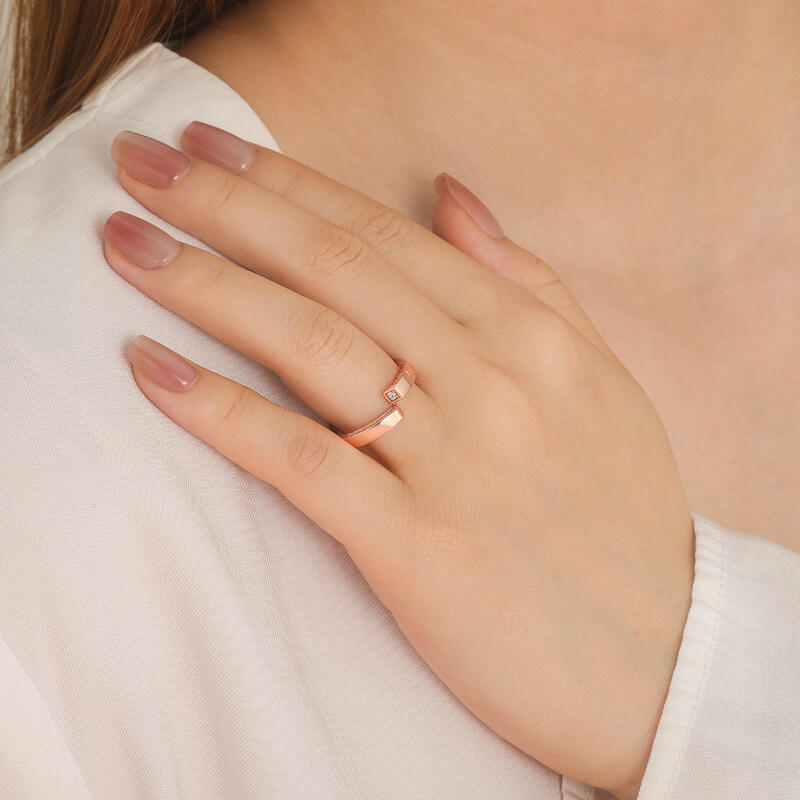 Jeulia Custom Women's Name Wedding Band with Side Bypass