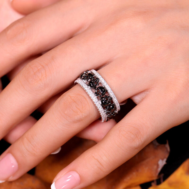 Jeulia Anillo de calavera negra con halo de plata para mujer
