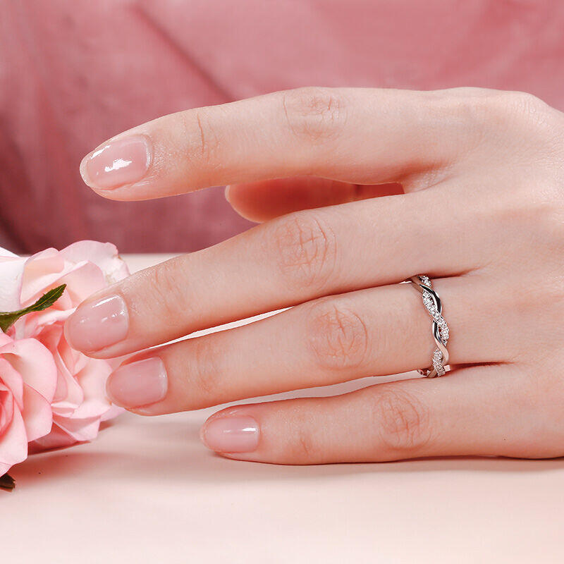 Jeulia Twist Round Cut Sterling Silver Band