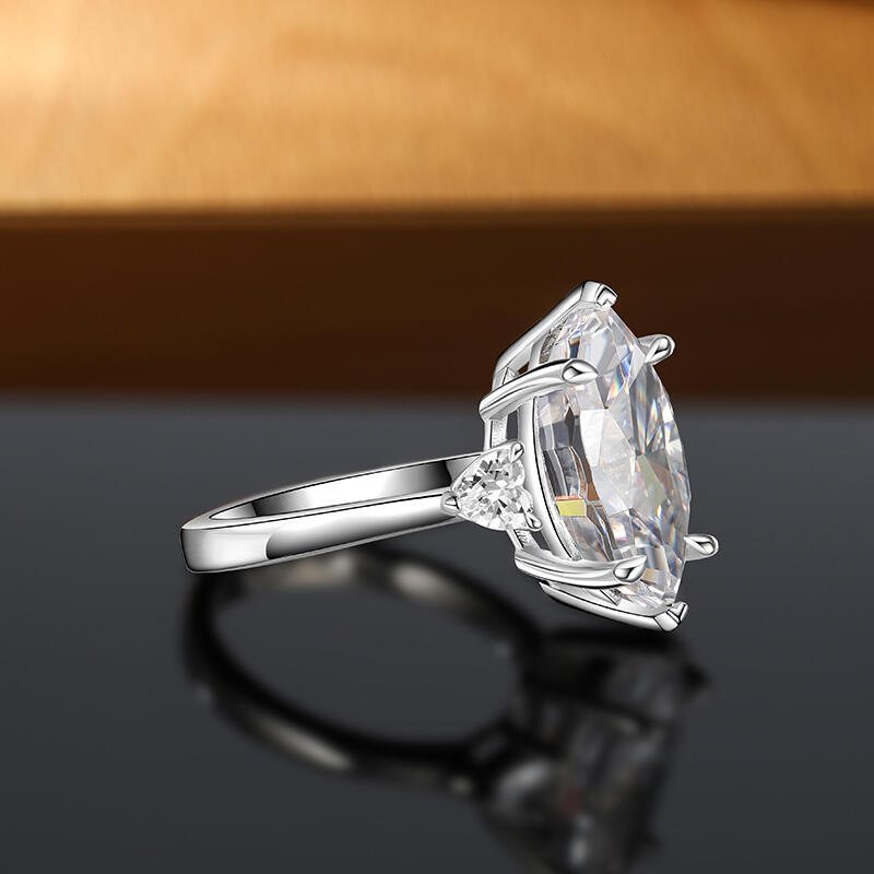 Jeulia Anillo de Plata de Ley con Tres Piedras de Corte Marquesa