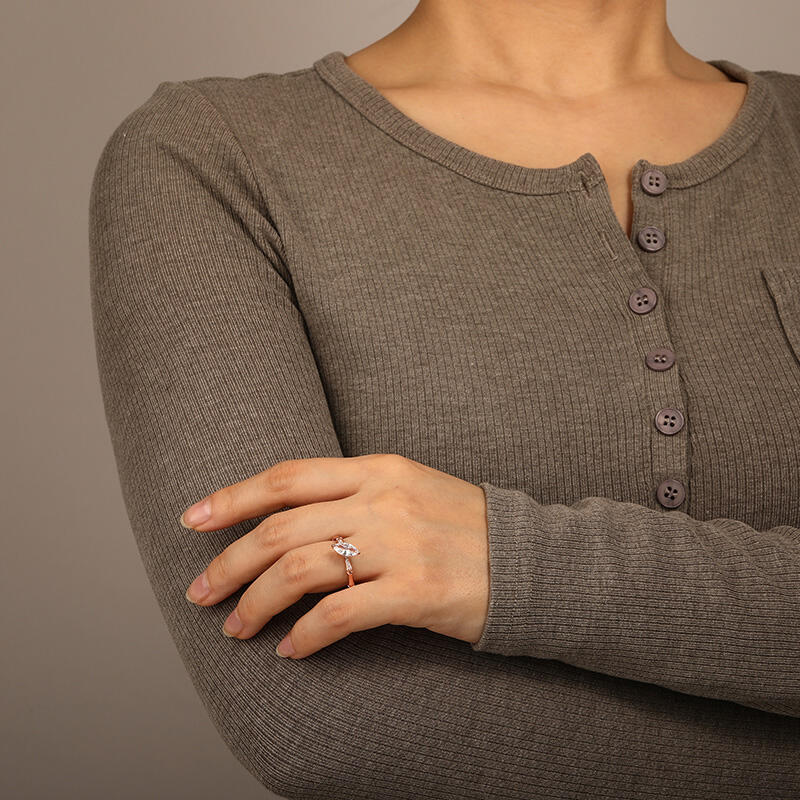 "Tugend der Liebe" Marquise-Schliff Verlobungsring mit Nebensteinen