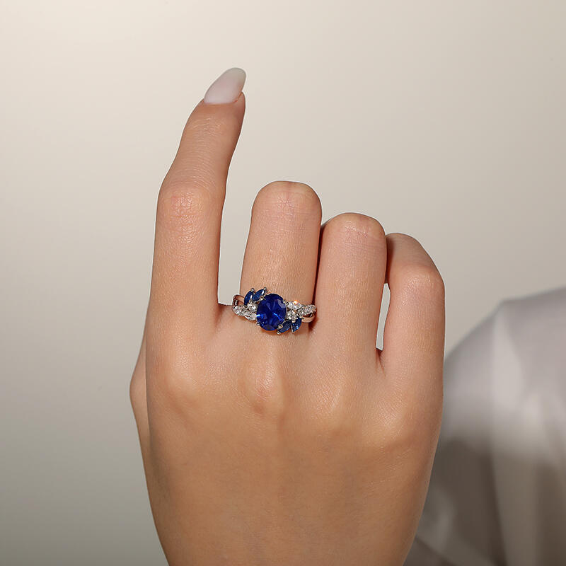 Jeulia Anillo Ovalado Torcido Personalizado con Piedras Laterales