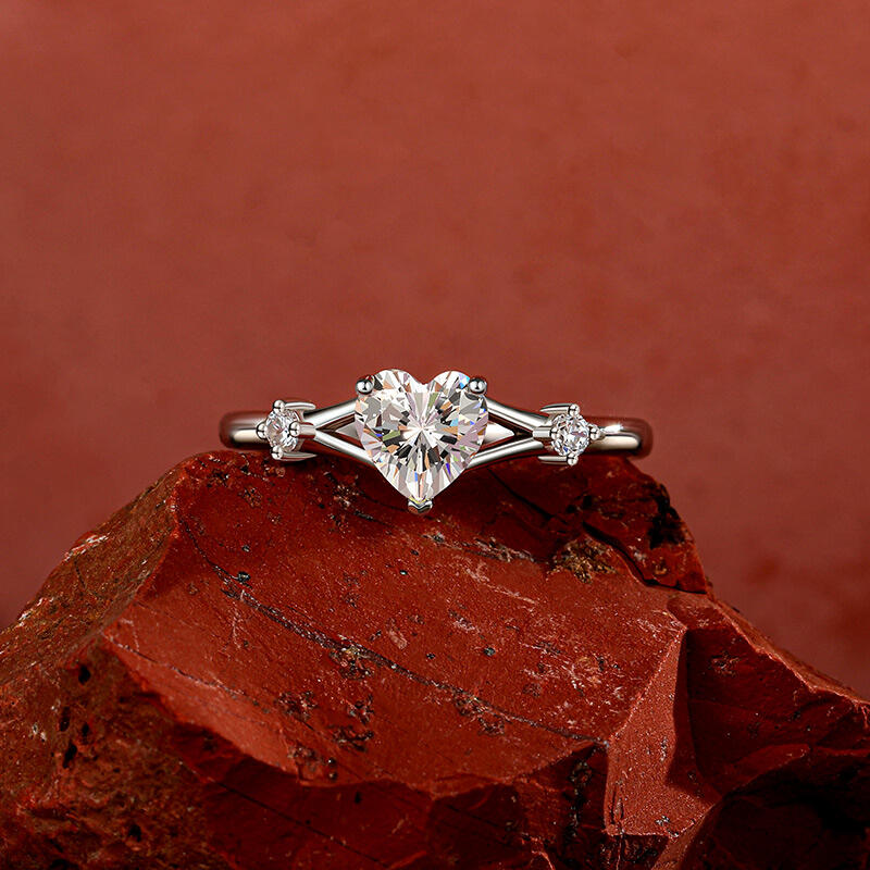 Jeulia Classic Heart Cut Split Shank Engagement Ring