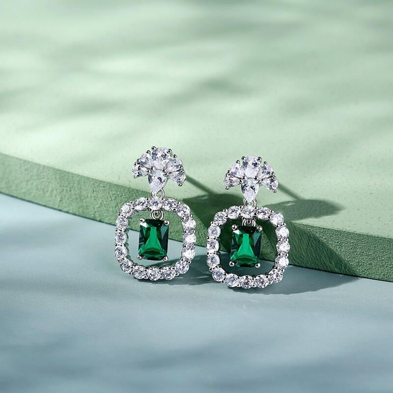 Jeulia Pendientes con halo con piedra verde de plata de ley