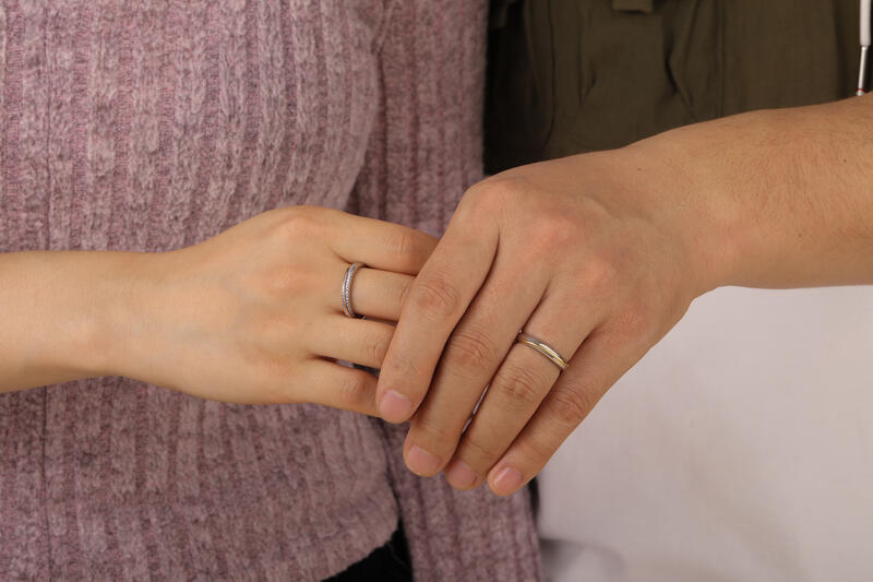 Jeulia Alianza de Boda para Hombre Dos Tonos Diagonal de Plata de Ley