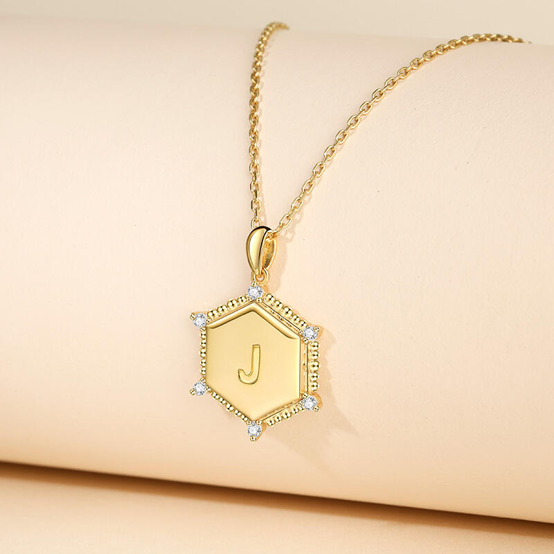 Jeulia Collar Personalizado de Plata de Ley con Placa de Letra de Sol Hexagonal Grabada