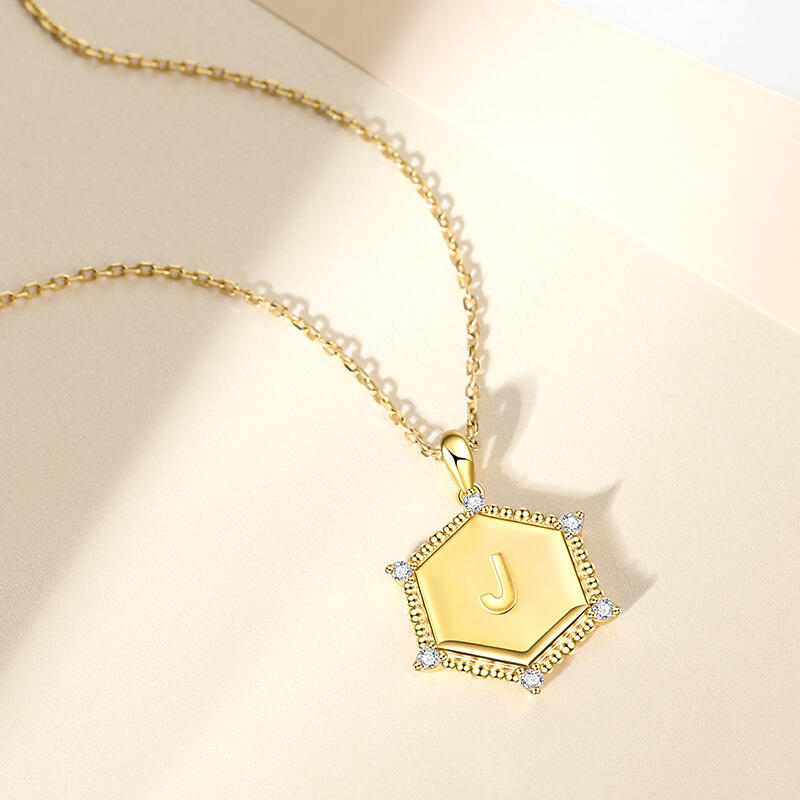 Jeulia Collar Personalizado de Plata de Ley con Placa de Letra de Sol Hexagonal Grabada