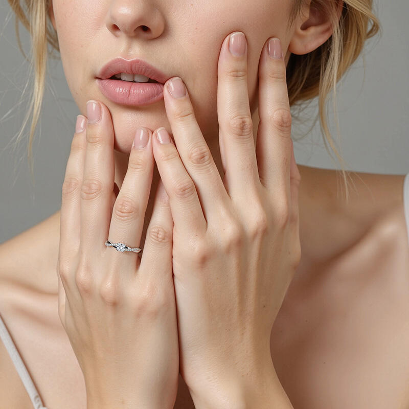 "Über Dich" Verlobungsring 0,35 ct Kissenschliff mit Seitensteinen