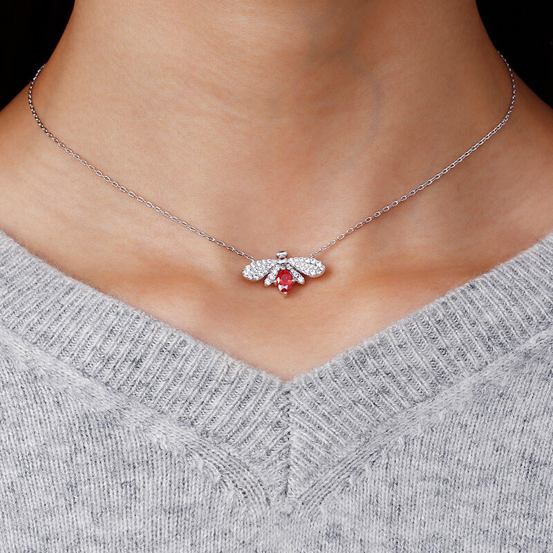 Jeulia Collar de plata de ley de talla ovalada con diseño de luciérnaga