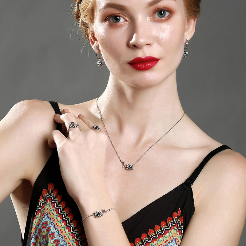 Jeulia Heart Leaves Rose Branch Necklace