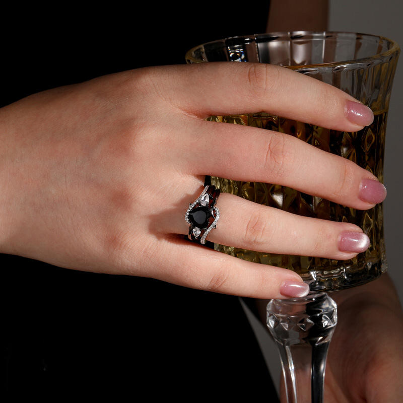 Jeulia Black Heart Thorns Three Stone Ring Set