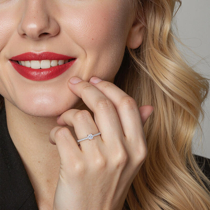 "Ich Will Deine Hand Halten" Verlobungsring 0,35 ct Kissenschliff mit Seitensteinen