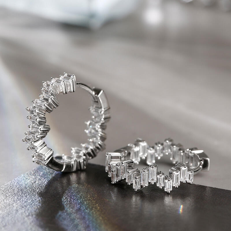 Jeulia Pendientes aro de plata de ley con corte esmeralda de forma irregular