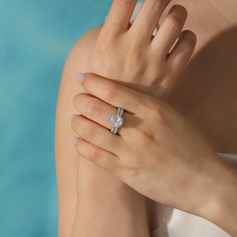 Jeulia Conjunto De Anillos De Eternidad De Plata Esterlina Con Talla Pirifoeme Con Halo