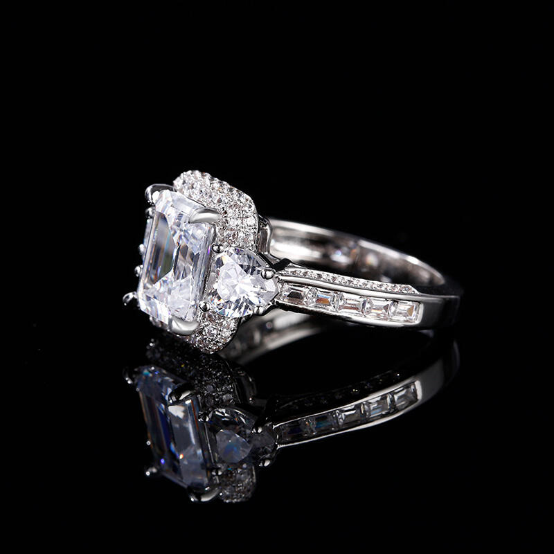 Jeulia Anillo de plata de ley de corte esmeralda con tres piedras de halo