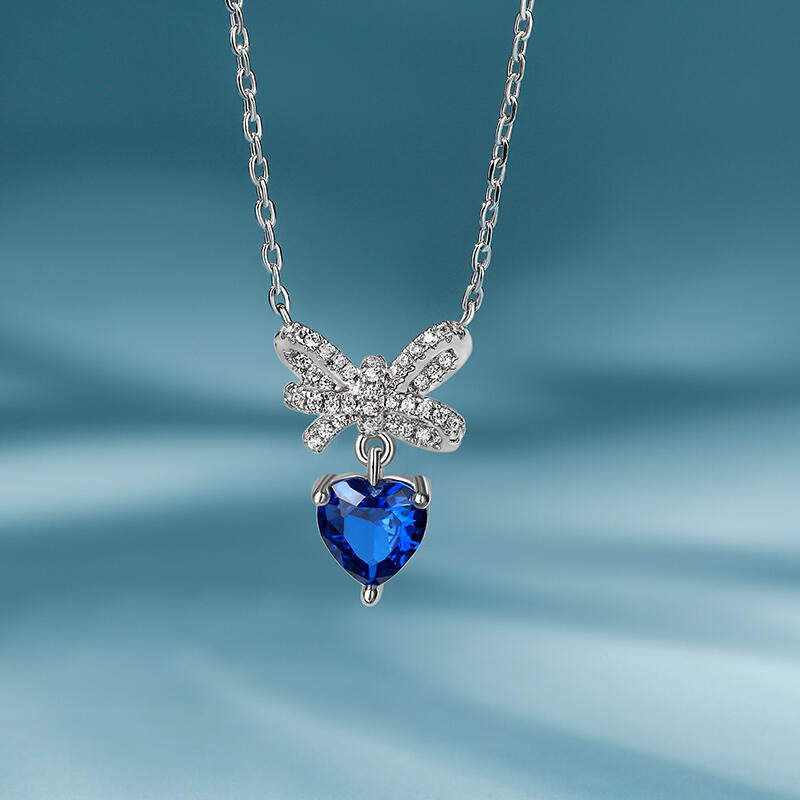 Jeulia Collar de plata de ley con colgante de corazón y pajarita