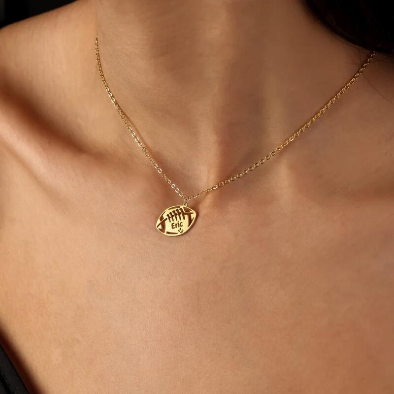 Collar de fútbol personalizado con nombre y número. Regalo para amantes del deporte.