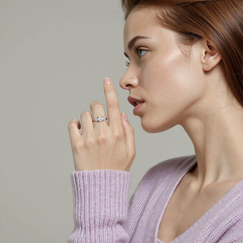 "Liebeslicht" Rundschliff Dreistein Verlobungsring