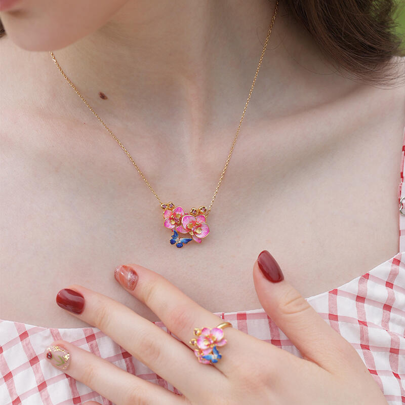 Jeulia Collar de plata esterlina esmaltada con flor y mariposa para mujer