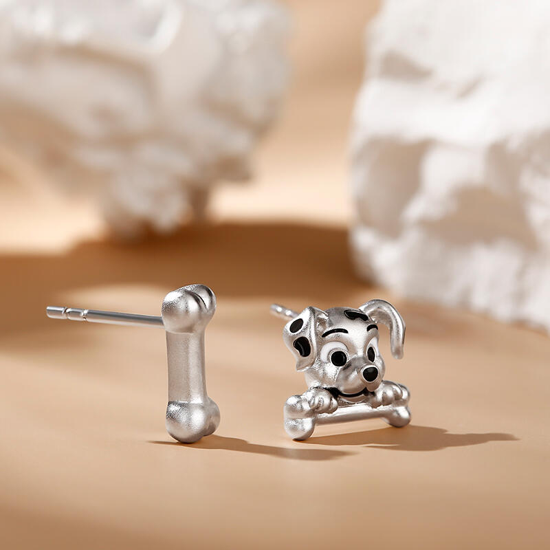 Jeulia Pendientes asimétricos de perrito manchado y hueso de plata de ley