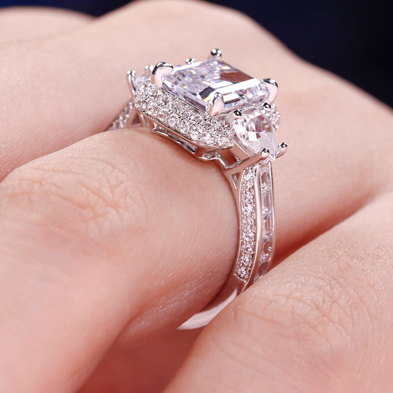 Jeulia Anillo de plata de ley de corte esmeralda con tres piedras de halo