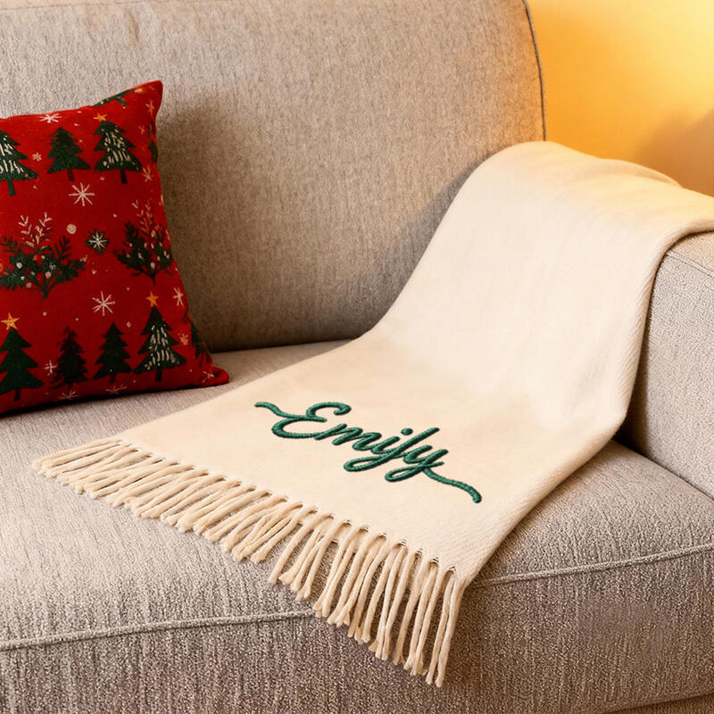 Personalisierter bestickter Schal mit Namen ein warmes Wintergeschenk für Freunde