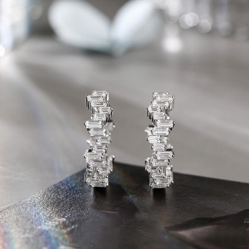 Jeulia Pendientes aro de plata de ley con corte esmeralda de forma irregular