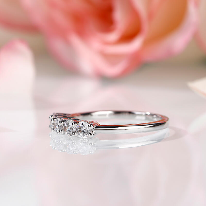 Jeulia Cinco Piedras Redondas Anillo  De 10K/14K/18K Oro Blanco