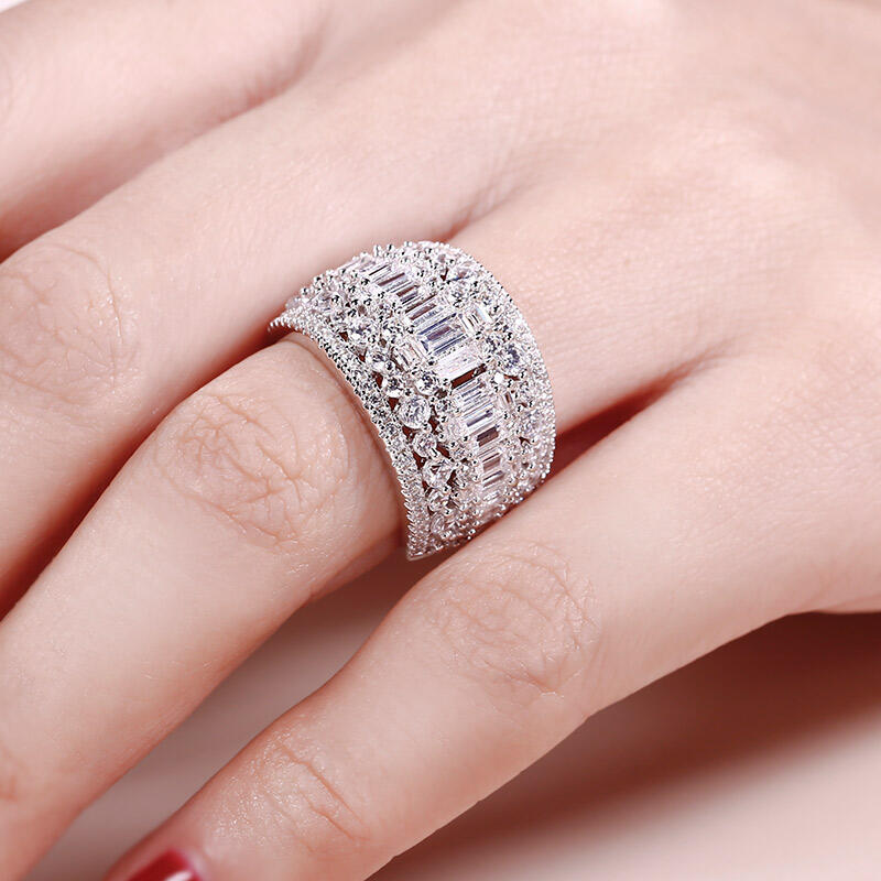 Jeulia Classic Emerald and Round Cut Sterling Silver Band