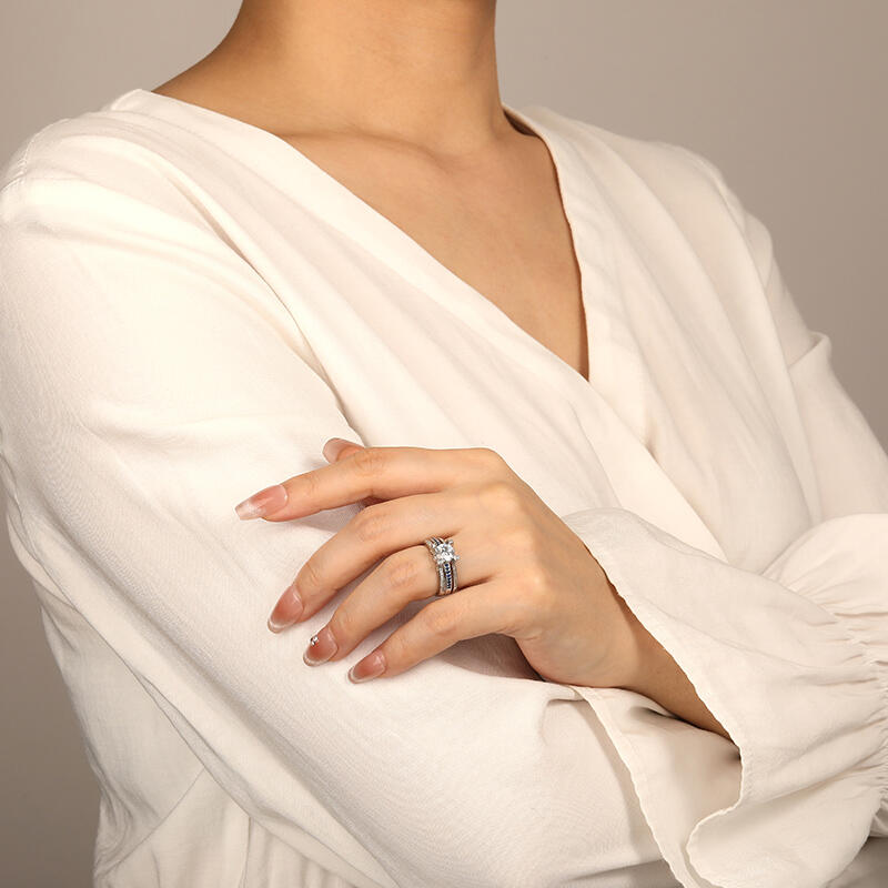 "Essence of Love" Round Cut Bridal Set