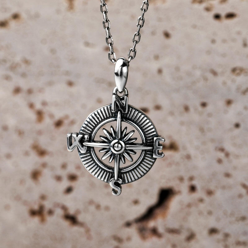 Jeulia Collar estilo oscuro de diseño de brújula de plata de ley