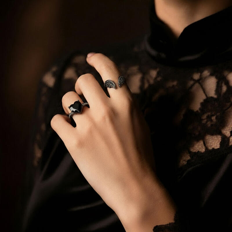 Jeulia Vintage Bat Wing Black Heart Bridal Ring Set
