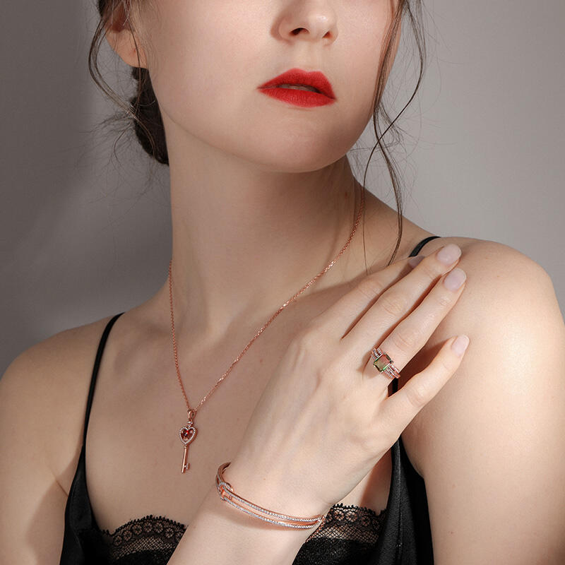 Jeulia Collar de plata de ley con llave en forma de corazón