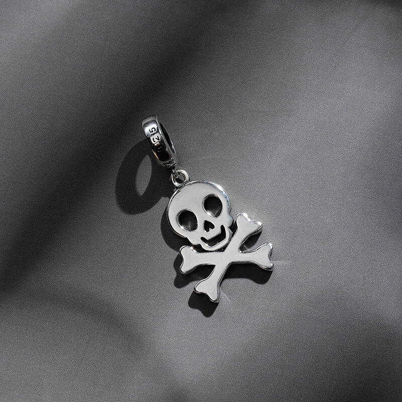 Jeulia Charm de calavera de pirata de plata de ley