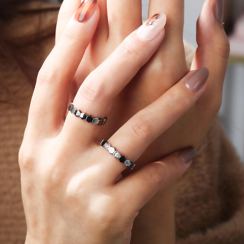 Jeulia Anillo pareja simple de compromiso de ley con diseño de fútbol blanco y negro