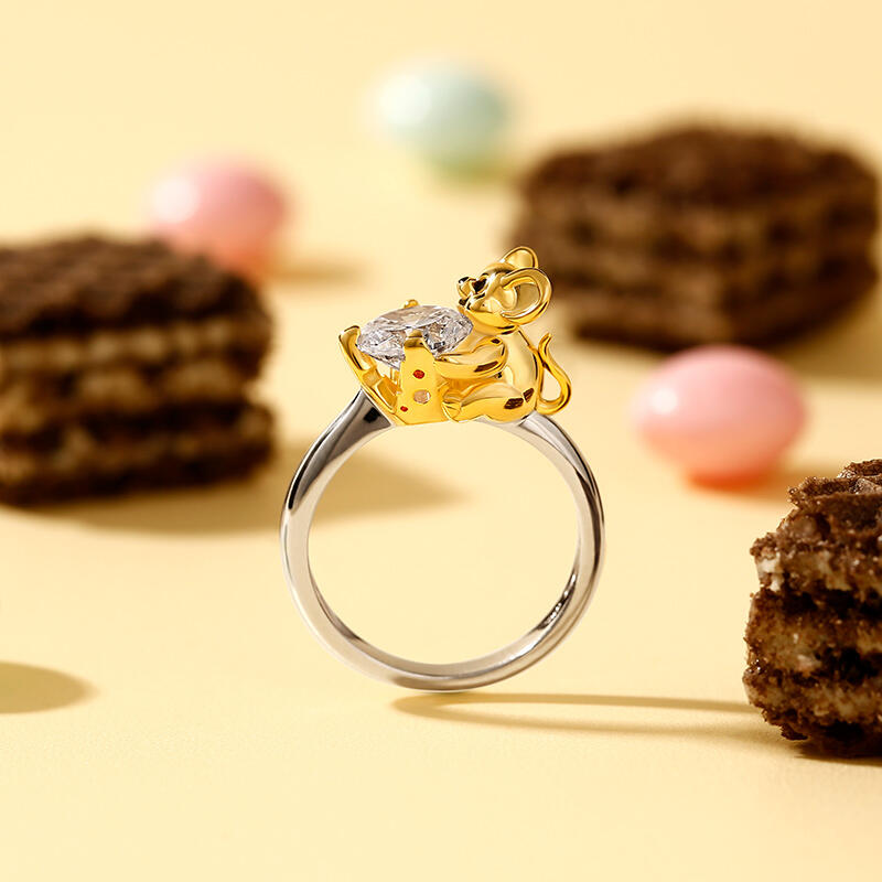 Jeulia Hug Me "Who Moved My Cheese" Mouse Round Cut Sterling Silver Ring