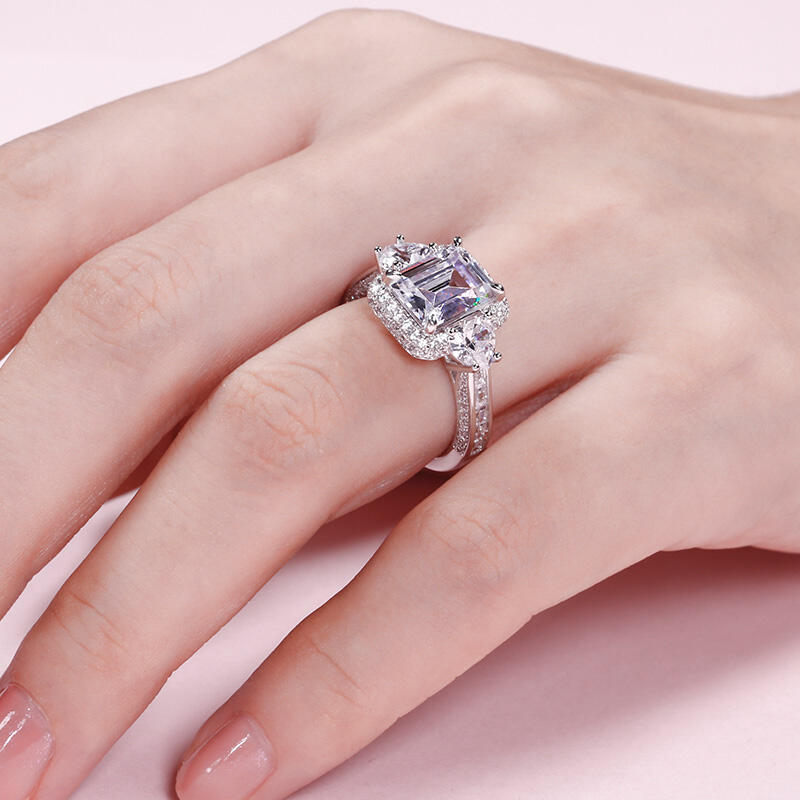 Jeulia Anillo de plata de ley de corte esmeralda con tres piedras de halo