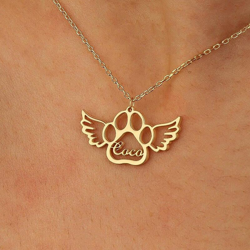 Personalisierte Krallen-Halskette mit Flügeln und Namen als Erinnerungsgeschenk
