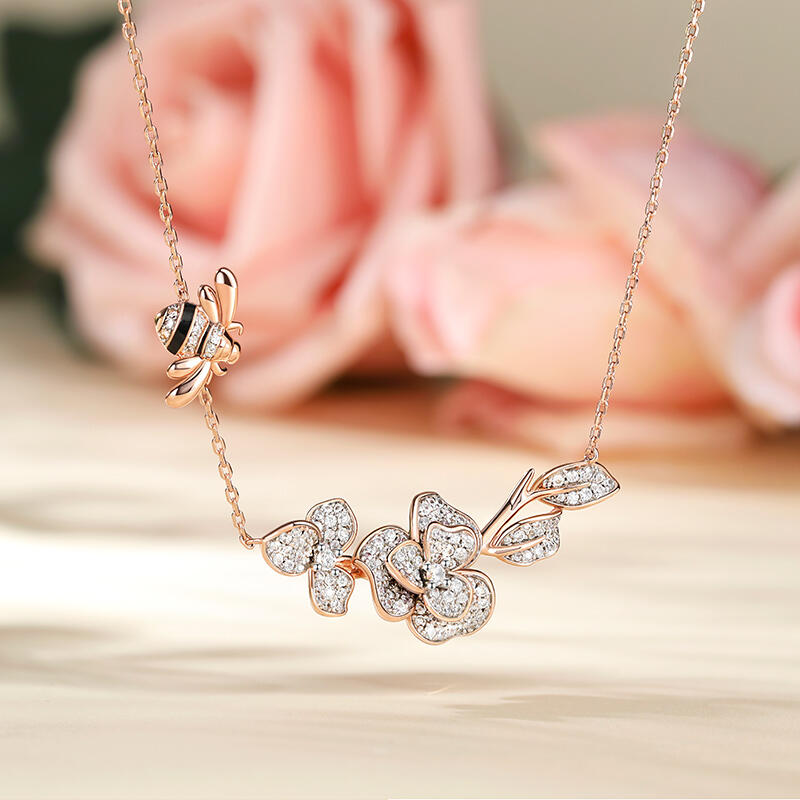 Jeulia Collar de Plata de Ley con Abeja y Flor